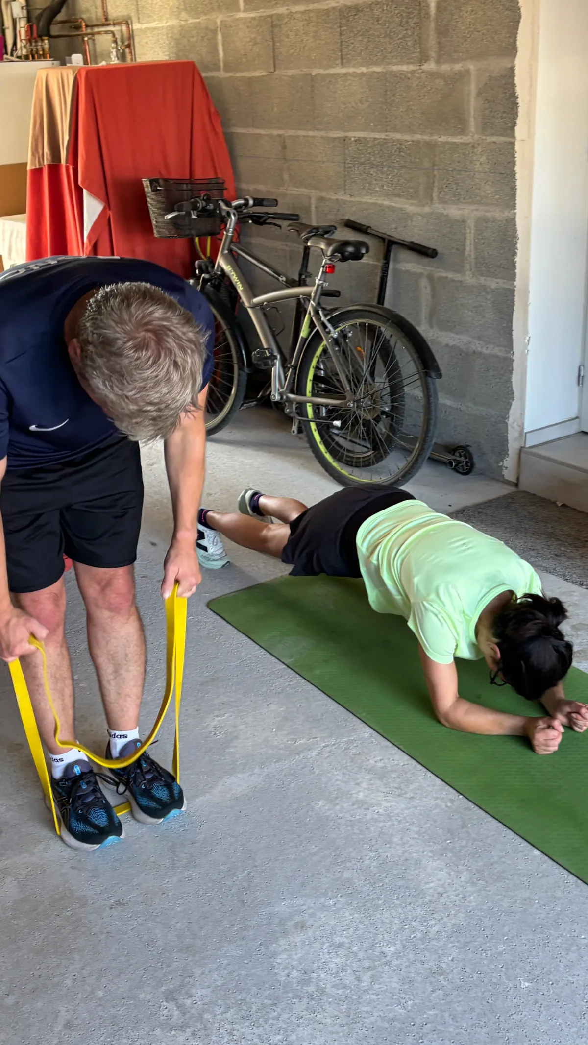 Coaching duo à domicile — travail avec élastique et gainage, Saint-Malo