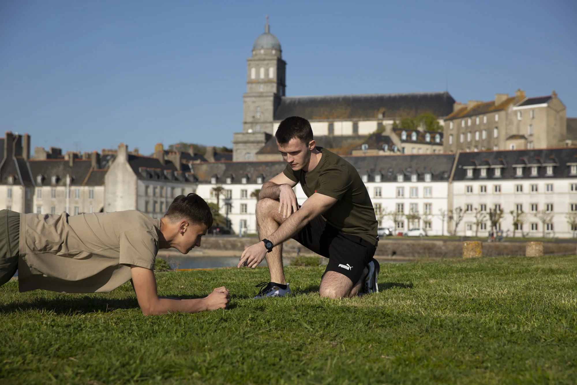 Séance de coaching en entreprise en extérieur face aux remparts de Saint-Malo