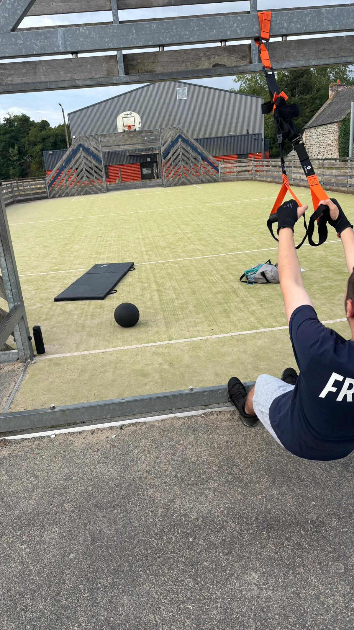 Séance individuelle en extérieur — travail en suspension sur sangles TRX